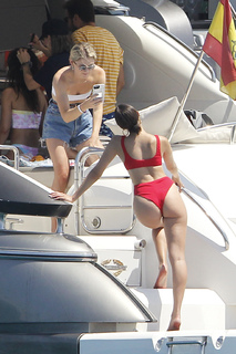 Olivia Culpo feet photo thumbnail