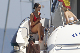 Olivia Culpo feet photo thumbnail