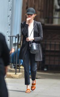 Emma Stone feet photo thumbnail