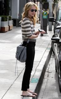 Emma Roberts feet photo thumbnail