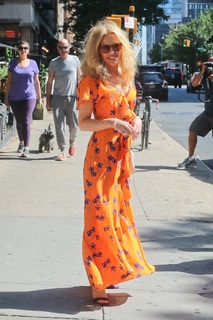 Kylie Minogue feet photo thumbnail