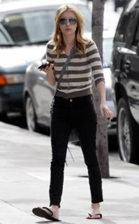 Emma Roberts feet photo thumbnail