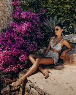 Shay Mitchell feet photo thumbnail