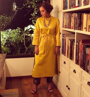 Dia Mirza feet photo thumbnail