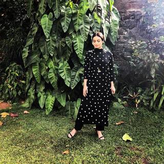 Dia Mirza feet photo thumbnail