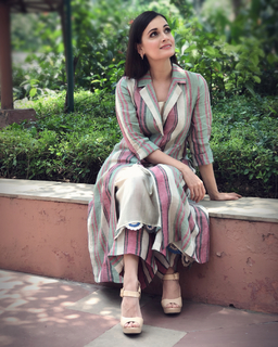 Dia Mirza feet photo thumbnail