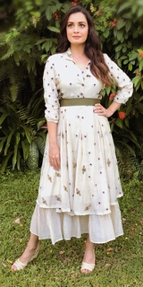 Dia Mirza feet photo thumbnail