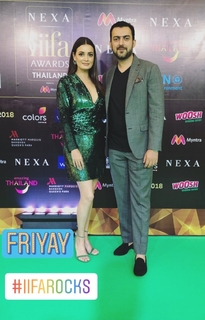 Dia Mirza feet photo thumbnail
