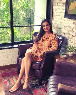 Dia Mirza feet photo thumbnail