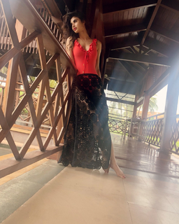 Mouni Roy feet photo thumbnail