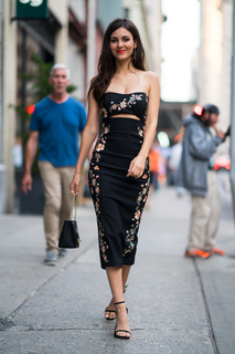 Victoria Justice feet photo thumbnail