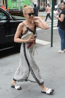 Kylie Minogue feet photo thumbnail