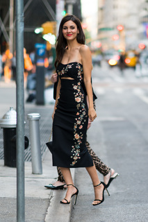 Victoria Justice feet photo thumbnail