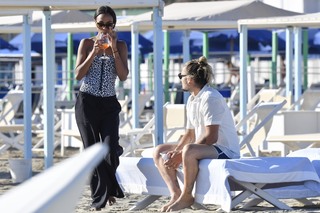 Zoe Saldana feet photo thumbnail