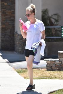 Kaley Cuoco feet photo thumbnail