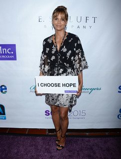 Halle Berry feet photo thumbnail