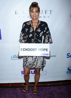 Halle Berry feet photo thumbnail