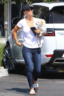 Kaley Cuoco feet photo thumbnail