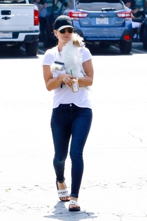 Kaley Cuoco feet photo thumbnail