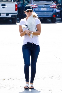 Kaley Cuoco feet photo thumbnail