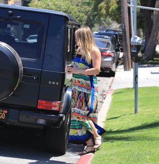 Hilary Duff feet photo thumbnail