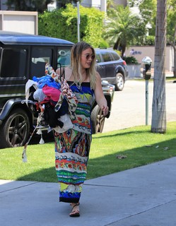 Hilary Duff feet photo thumbnail