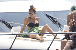 Shay Mitchell feet photo thumbnail