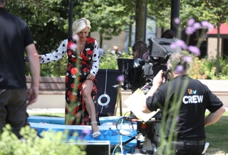 Denise Van Outen feet photo thumbnail