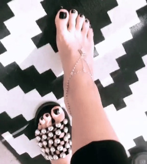 Athina Oikonomakou feet photo thumbnail