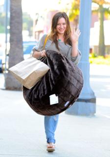 Hilary Duff feet photo thumbnail