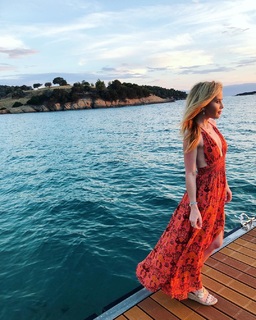Tara Lipinski feet photo thumbnail
