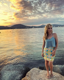 Tara Lipinski feet photo thumbnail