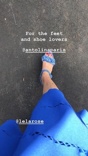 Elizabeth Banks feet photo thumbnail