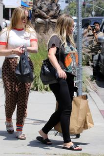 Hilary Duff feet photo thumbnail