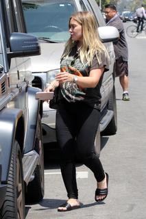 Hilary Duff feet photo thumbnail