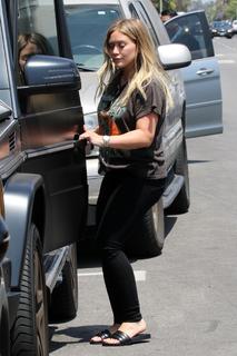 Hilary Duff feet photo thumbnail