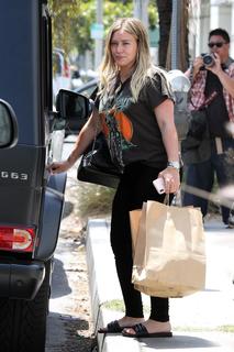 Hilary Duff feet photo thumbnail