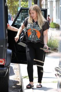 Hilary Duff feet photo thumbnail