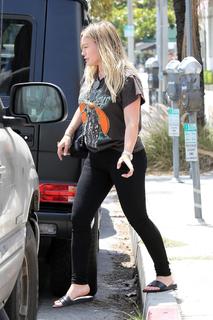 Hilary Duff feet photo thumbnail