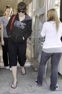 Mandy Moore feet photo thumbnail