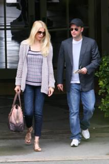 Claudia Schiffer feet photo thumbnail