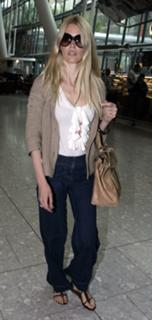 Claudia Schiffer feet photo thumbnail