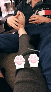 Dove Cameron feet photo thumbnail