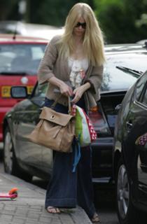 Claudia Schiffer feet photo thumbnail