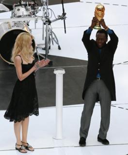 Claudia Schiffer feet photo thumbnail