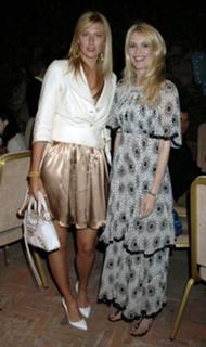 Claudia Schiffer feet photo thumbnail