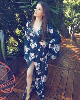 Anna Kendrick feet photo thumbnail