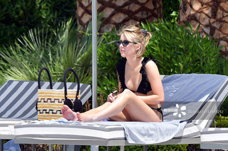 Emma Roberts feet photo thumbnail