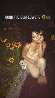 Vanessa Hudgens feet photo thumbnail