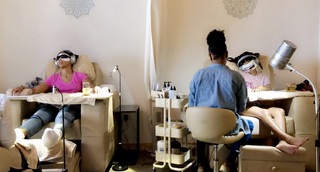 Halle Bailey feet photo thumbnail